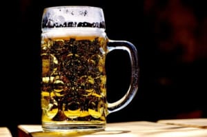 変形性膝関節症のリスクが高まるビール