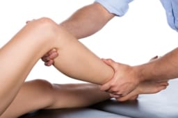 膝が腫れたらどうすべき 考えられる原因と対処法 ひざ痛チャンネル
