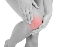 膝がこわばるのは変形性膝関節症の症状のひとつ